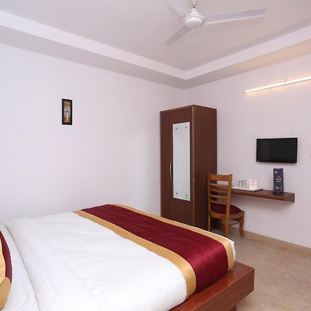 Capital O 12807 Amaira Hotel And Banquets Noida Eksteriør billede
