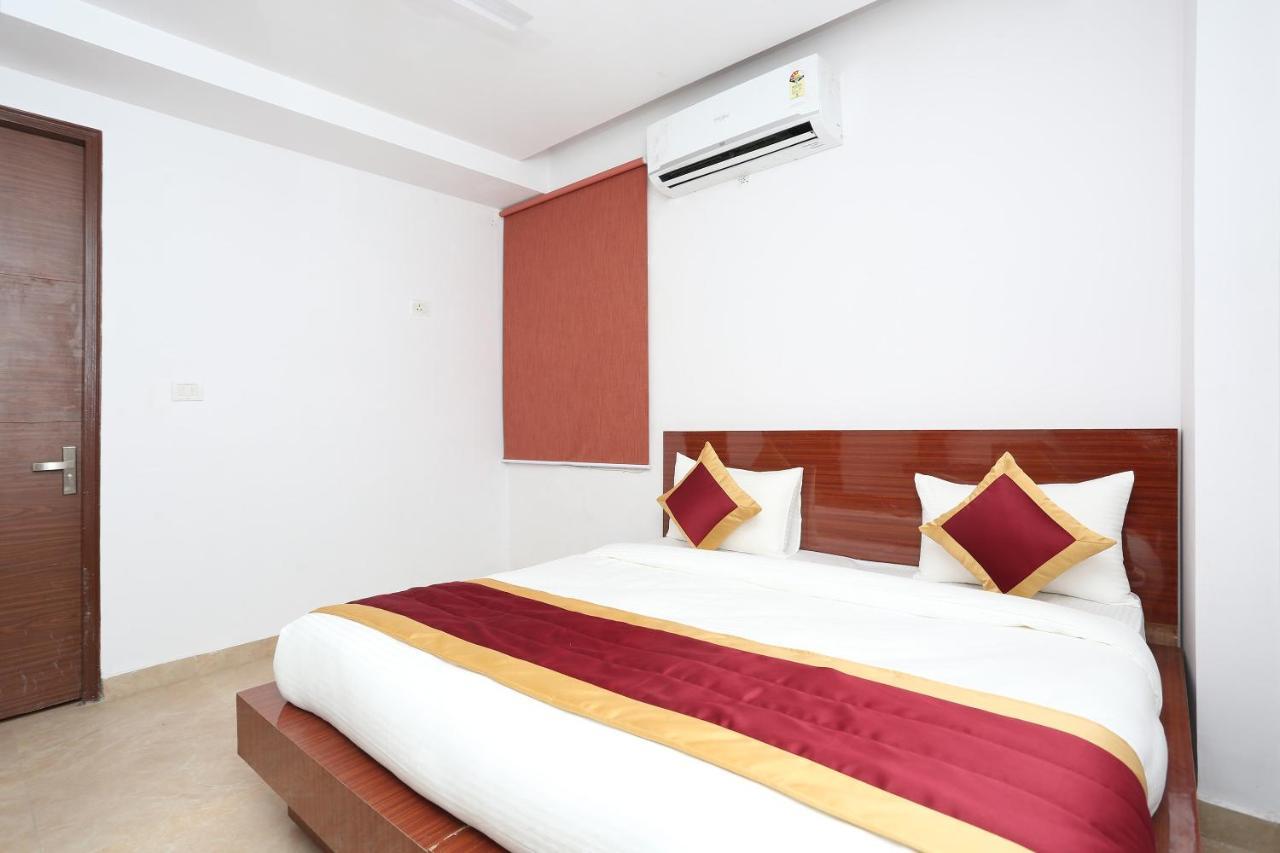 Capital O 12807 Amaira Hotel And Banquets Noida Eksteriør billede