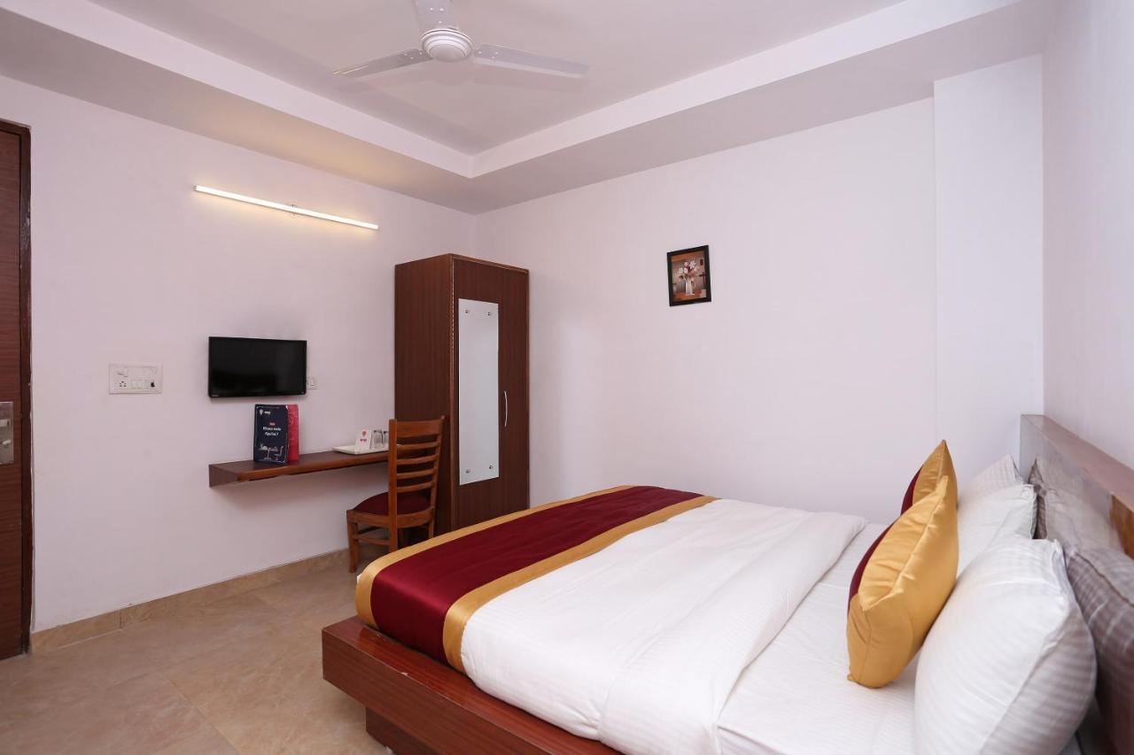 Capital O 12807 Amaira Hotel And Banquets Noida Eksteriør billede