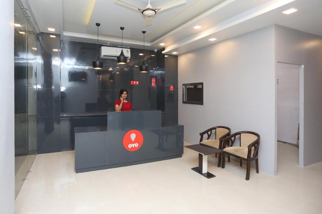 Capital O 12807 Amaira Hotel And Banquets Noida Eksteriør billede