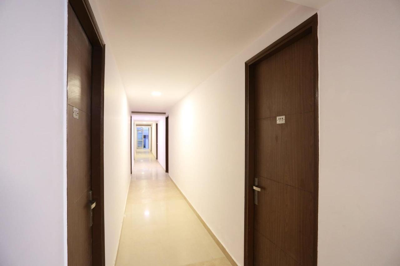 Capital O 12807 Amaira Hotel And Banquets Noida Eksteriør billede