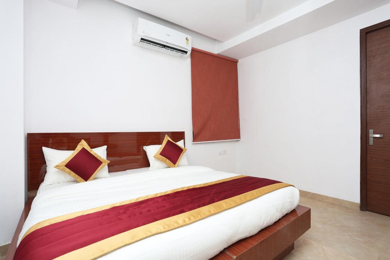 Capital O 12807 Amaira Hotel And Banquets Noida Eksteriør billede