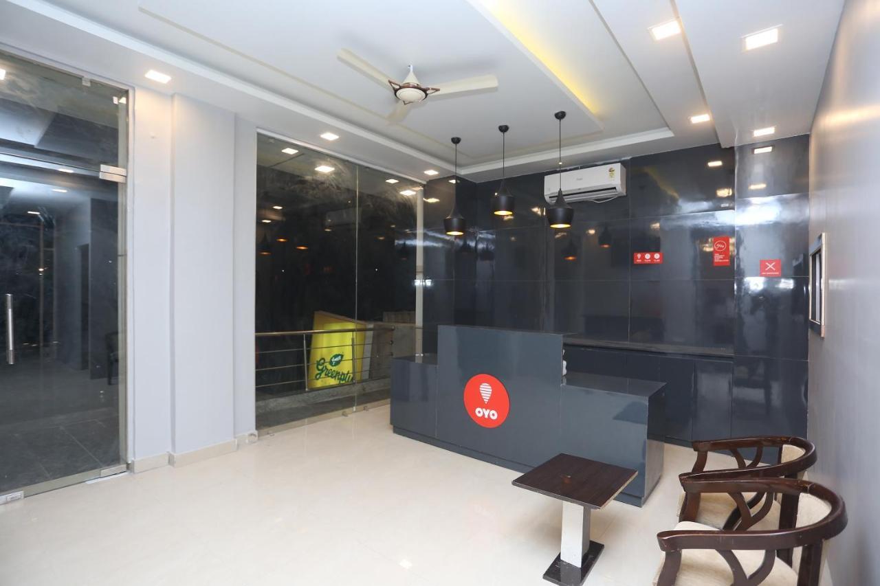 Capital O 12807 Amaira Hotel And Banquets Noida Eksteriør billede